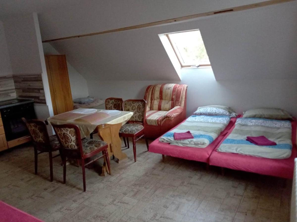 Apartman Police Nad Metuji Lejlighed Eksteriør billede
